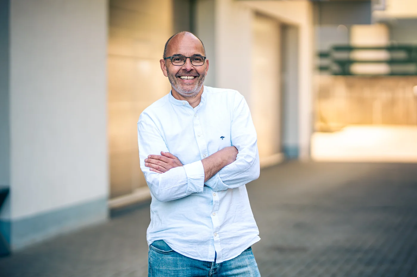 Techniker der Abfluss Kanaltechnik Müller GmbH mit Werkzeug am Einsatzfahrzeug